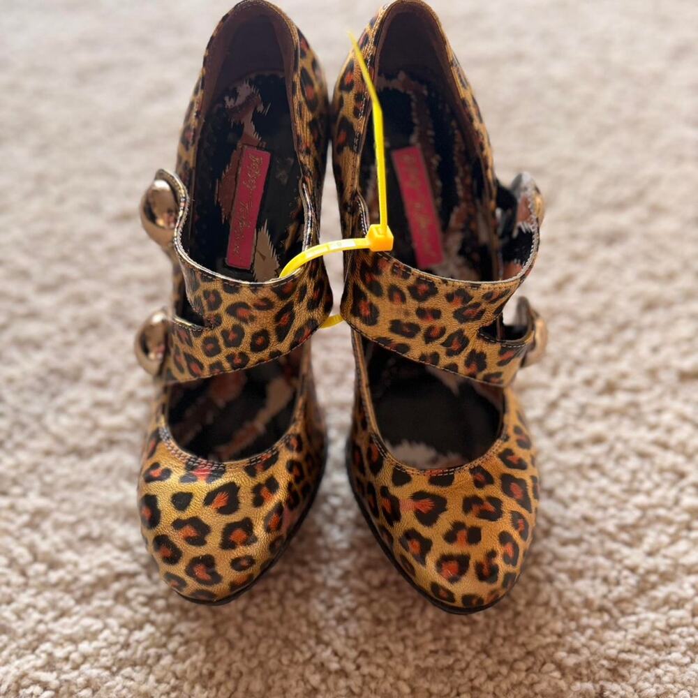 Betsey johnson leopard print mary jane heels vintage